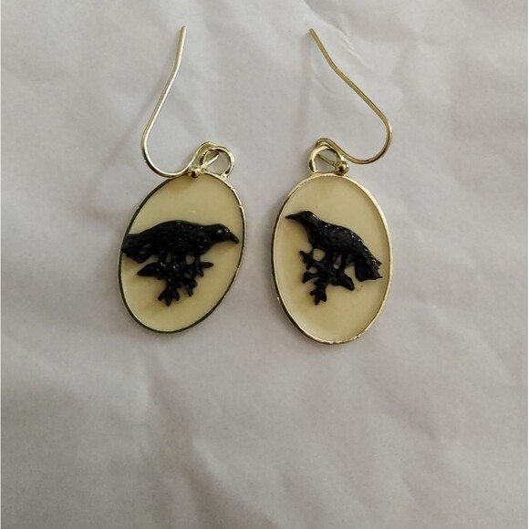 Raven Cameo Earrings In Gold Tone And Ivory Enamel. - Picture 1 of 3